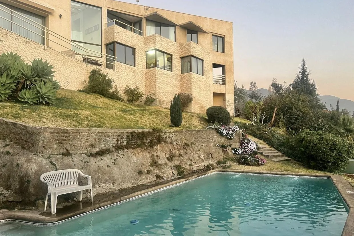 Casa en venta en Las Condes — Ranguelmo / San Jose De La Sierra / Las Condes – 5 Dorm + 4 Baños + 4 Est + 2 Bod